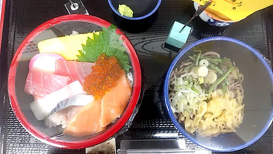 生ちらし丼＆ハーフ山菜そばセット|nyama1さん