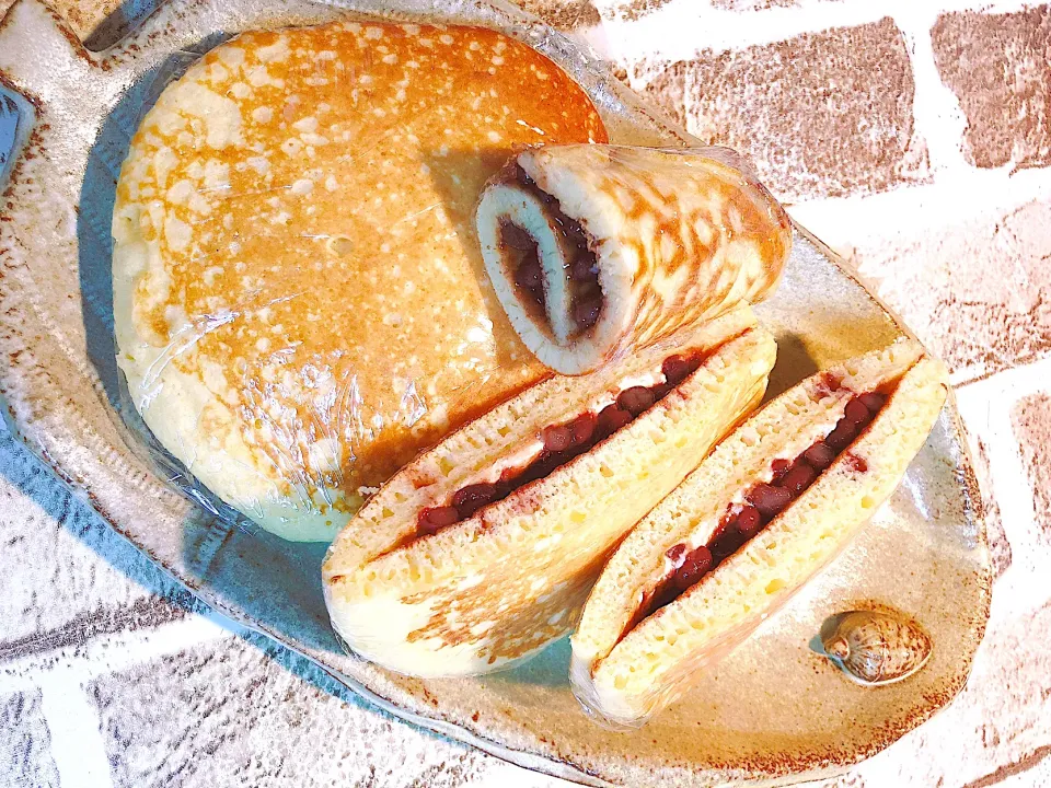 朝っぱらからドラ焼きを作るという暴挙😱人は暇だと太るのだ😭バターと餡子で名古屋風？余った生地で餡子巻き巻きロール😄どんぐりの皿も手作り😊|海斗さん