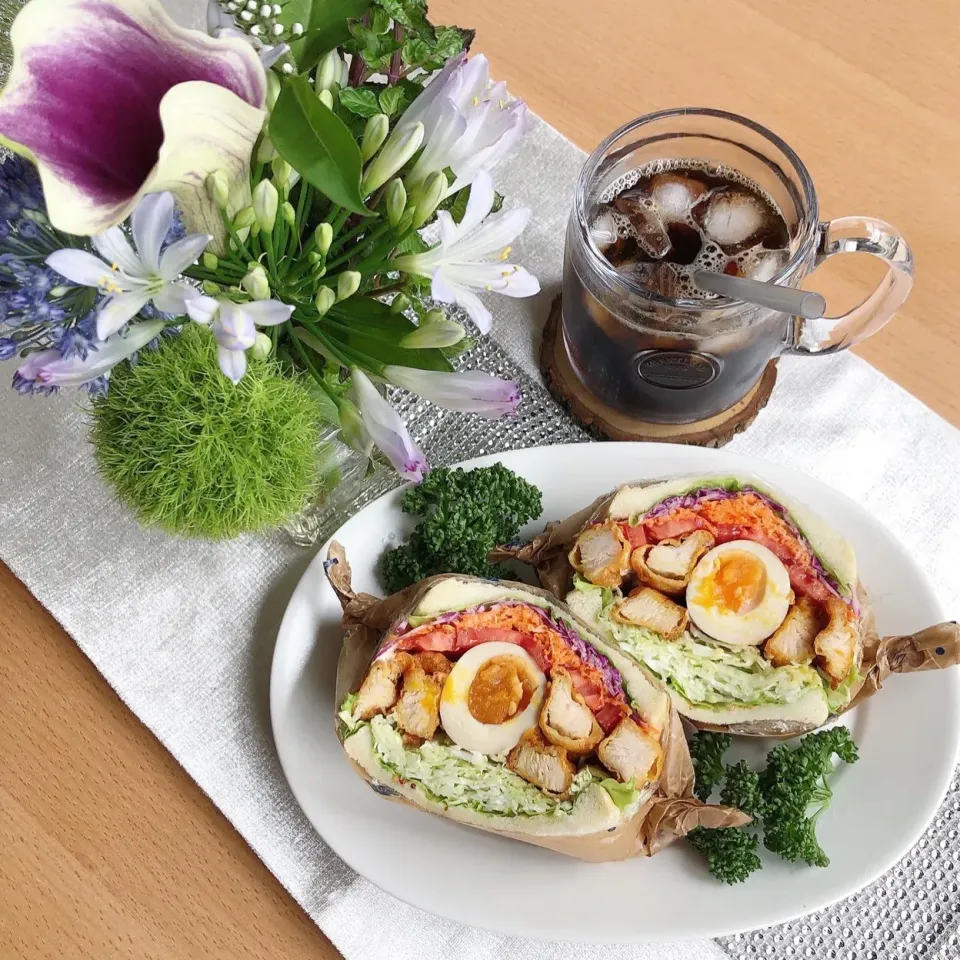 Snapdishの料理写真:7/13❤︎とり天&煮卵野菜たっぷりわんぱくサンド❤︎昨夜の晩ごはんとり天でサンドしました☺️🍃|Makinsさん