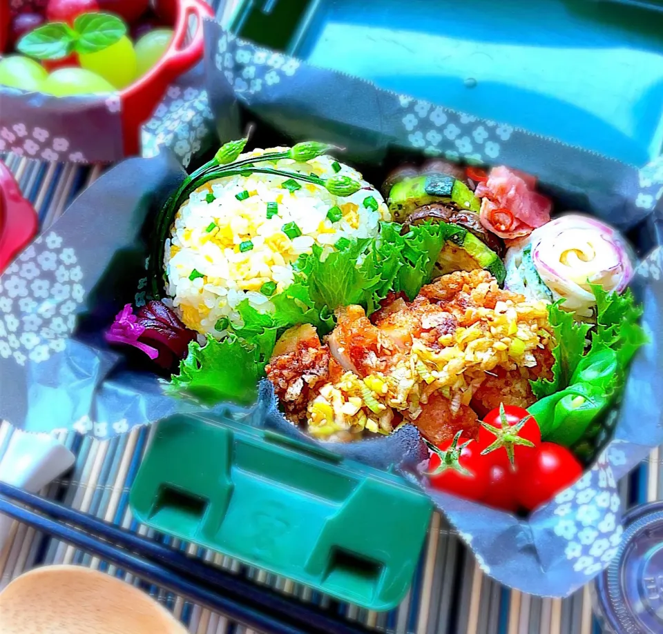 花ニラとたまごの炒飯🥚油淋鶏弁当🍱|Naoさん