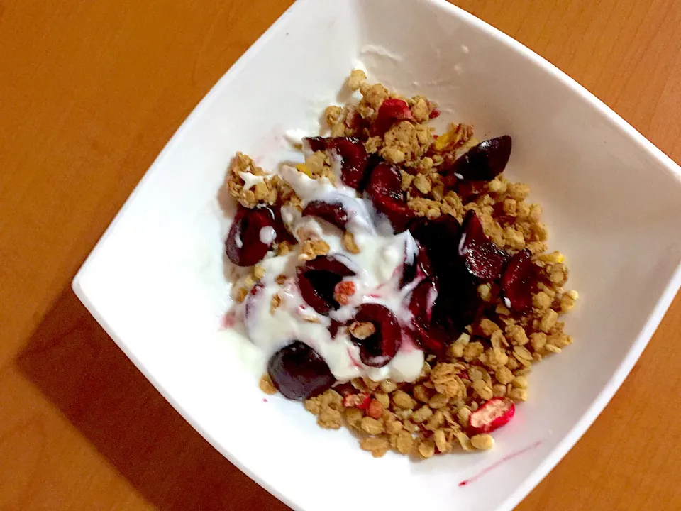 Granola with dried and fresh fruit and yogurt|falashmawiさん