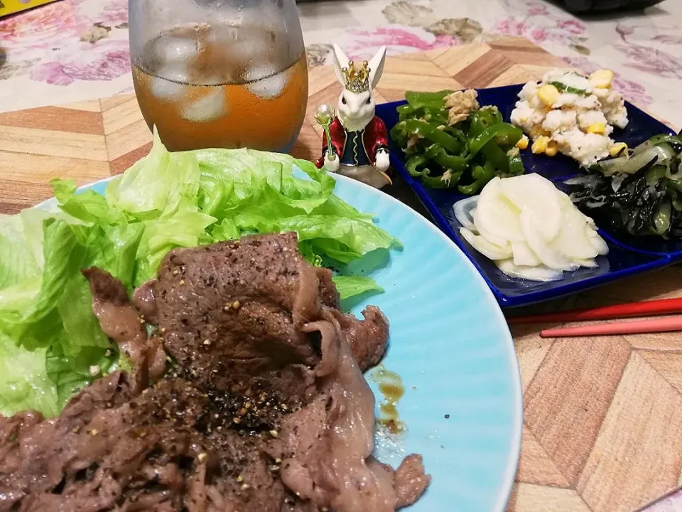 7/13
北海道牛薄切り肉を約60年変わらず粗挽き胡椒と醬油で食す晩ごはん😋|たえさん