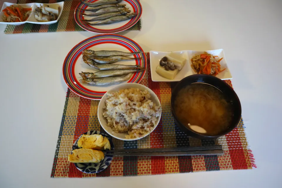 Snapdishの料理写真:今日の夕食 ししゃも、高野豆腐と切り干し大根の煮物、甘酒卵焼き、玄米、じゃがいもとわかめの味噌汁|pinknari🐰🌈さん