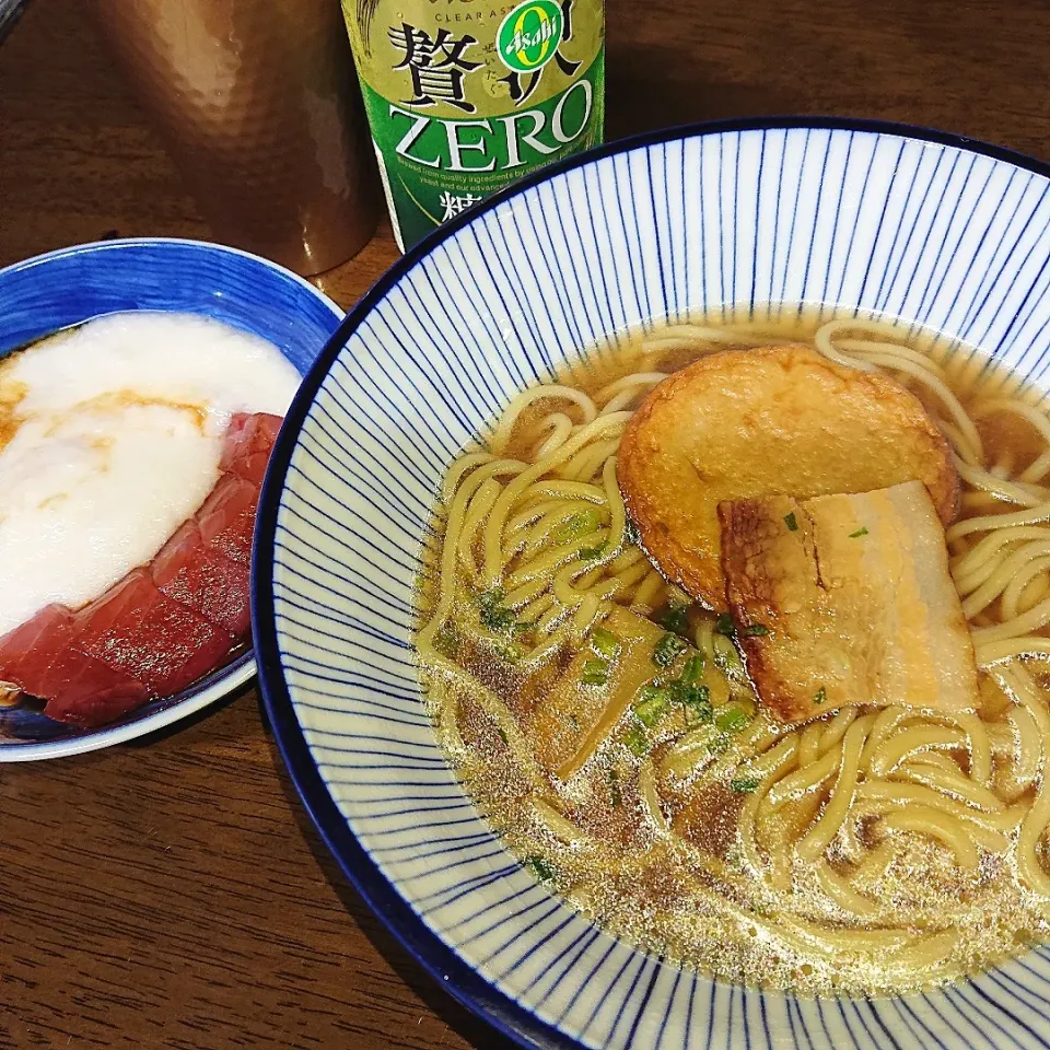 Snapdishの料理写真:一人夜ご飯🌃🍴

   マグロが安かった
   マグロ丼にしようと買い物してたら 半額ラーメン 発見
   白飯あきらめた😆|miimiさん