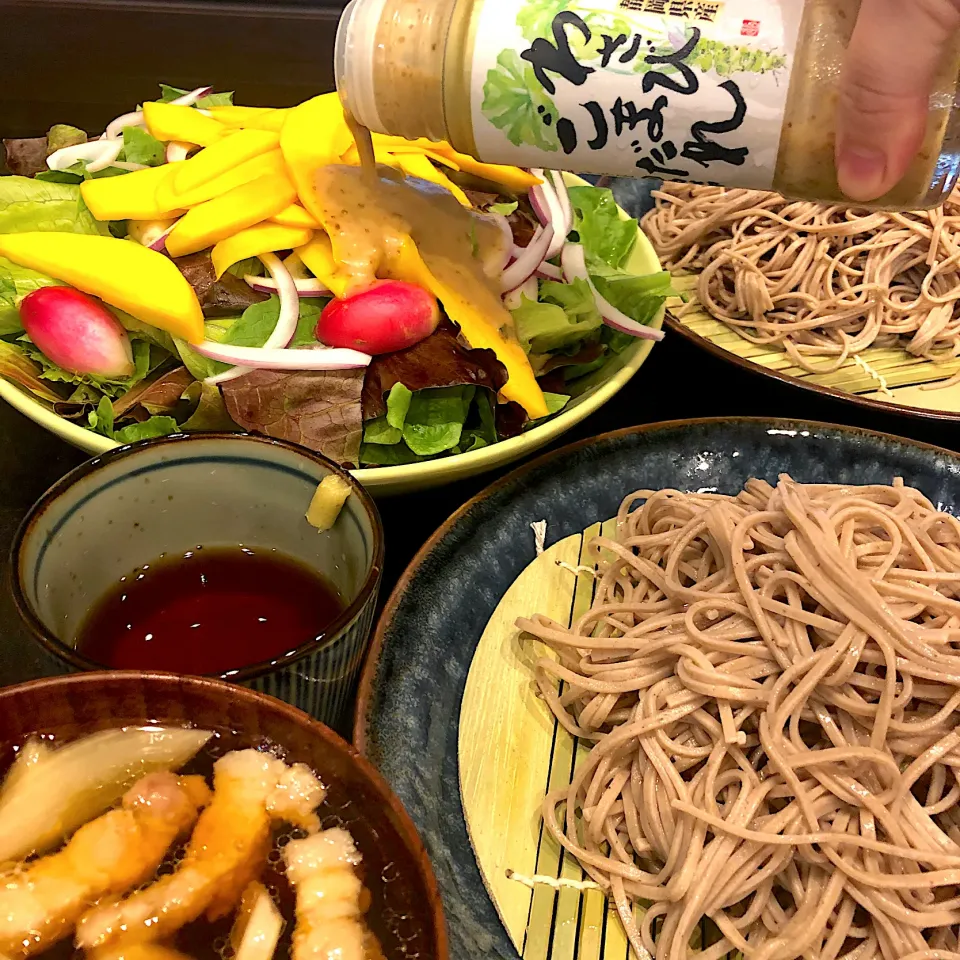 今夜は蕎麦😊冷たいつゆ&暖かい豚肉のつゆ|ヨッチャンさん