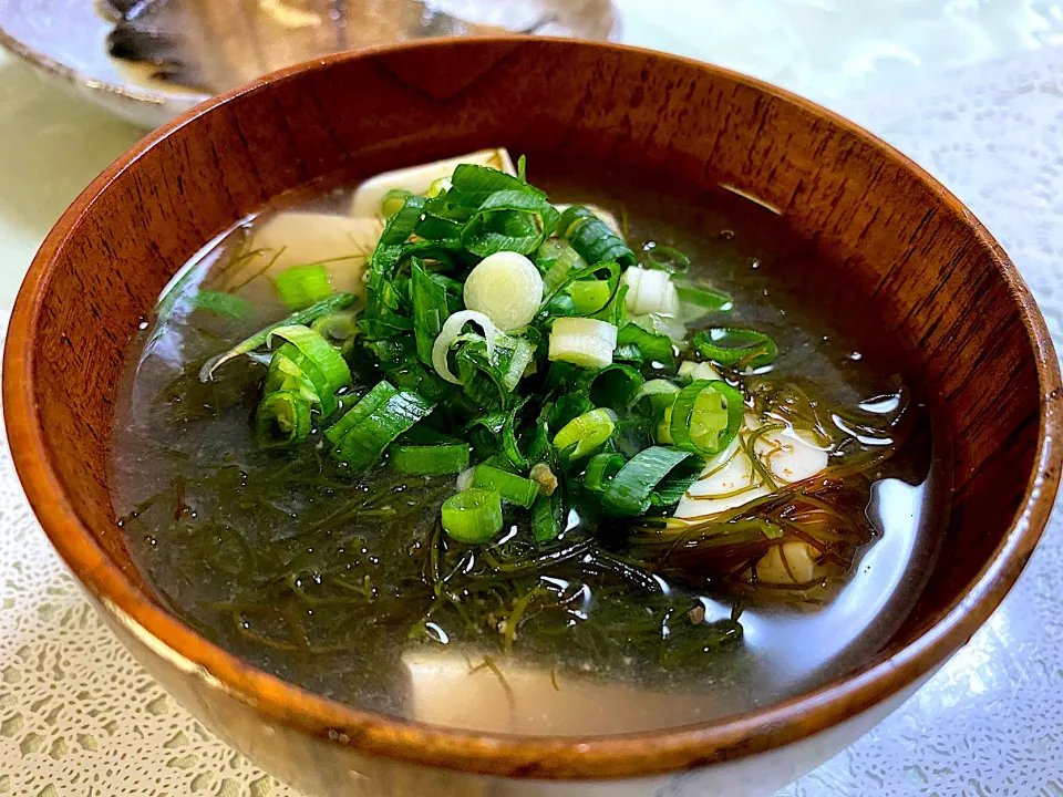 Snapdishの料理写真:くろも と 豆腐 のお味噌汁|ぽっちさん