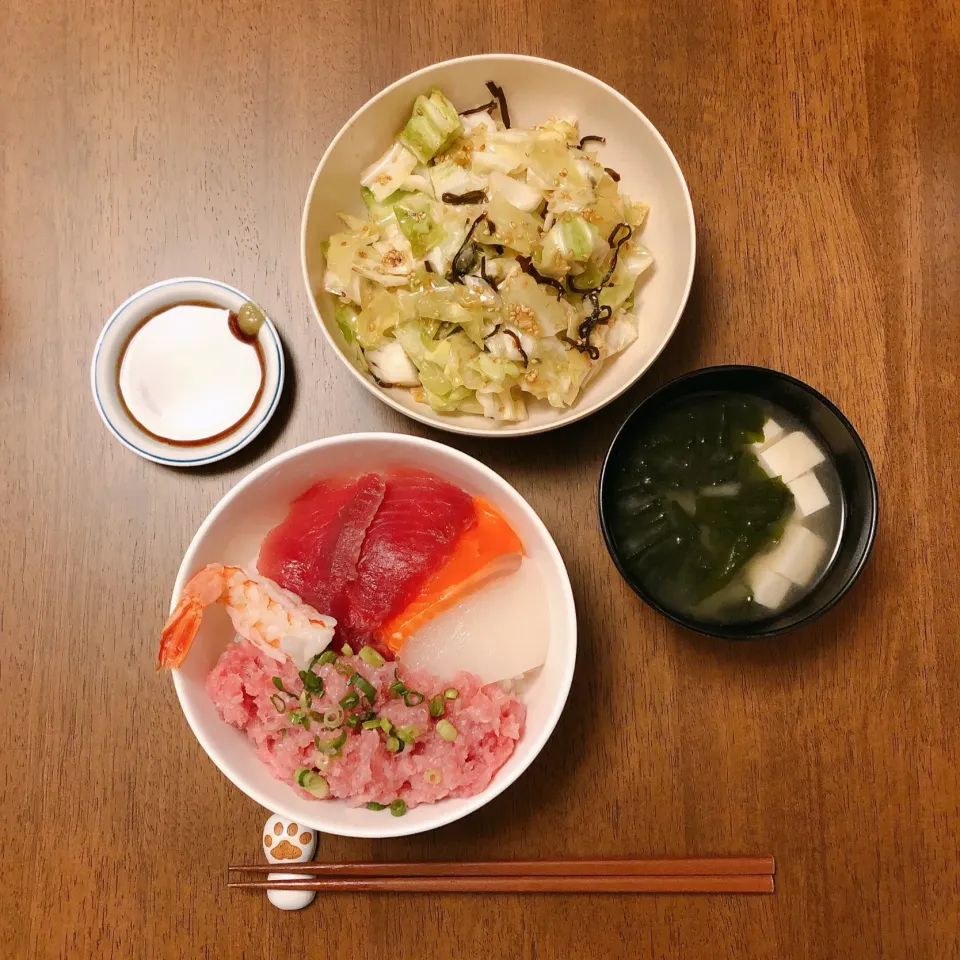 海鮮丼、塩キャベツ、お豆腐とわかめのお味噌汁|薫子さん