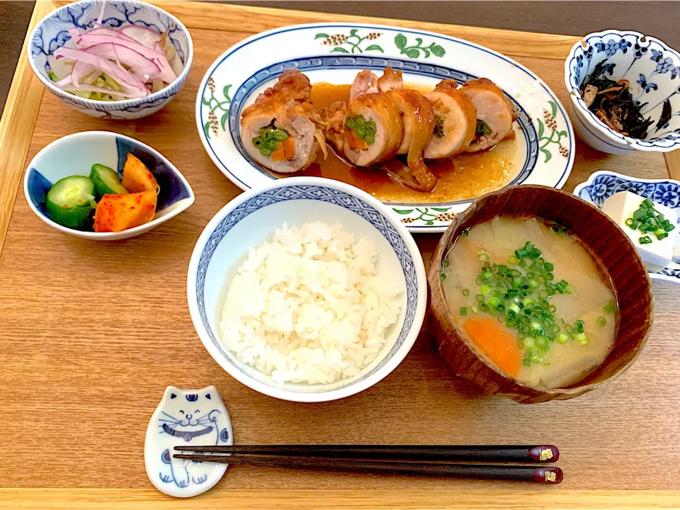 カクテキ　もやしときゅうりのナムルに紫玉ねぎ　野菜の肉巻き　ひじき煮　冷奴　お味噌汁|NAKATAさん