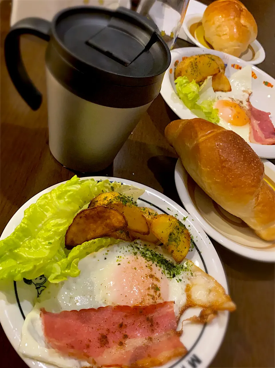 ベーコンエッグ🥓🍳　フライドポテト🥔　塩バターパン🥐　コーヒー☕️|ch＊K*∀o(^^*)♪さん