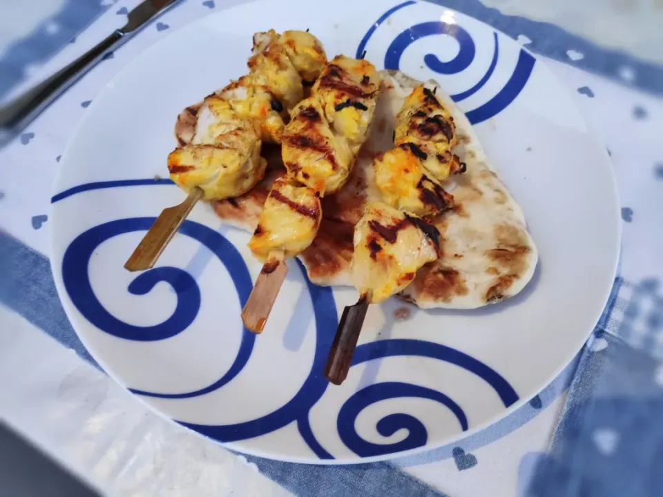 Grilled saffron marinated chicken skewers with Naan bread|Ery_05さん