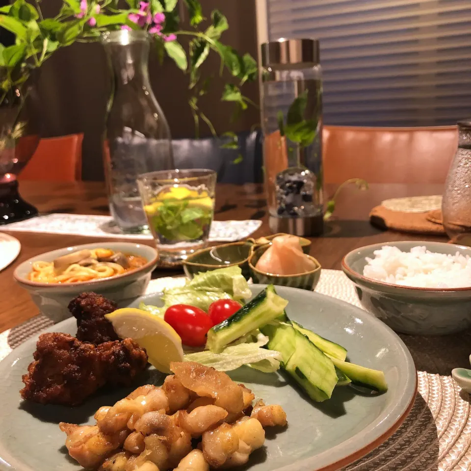 タイdinner🇹🇭タイ風鶏モモ肉とナンコツの唐揚げと、マッシュルームたっぷりのトムヤムクンヌードル。自家製チリソースと自家製ガリ、ローストマカダミアをおつまみに。|madamwongtableさん