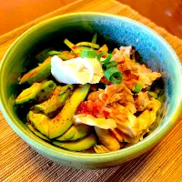 Snapdishの料理写真:蒸し鶏とアボカド丼|goma（みぃちゃん）さん