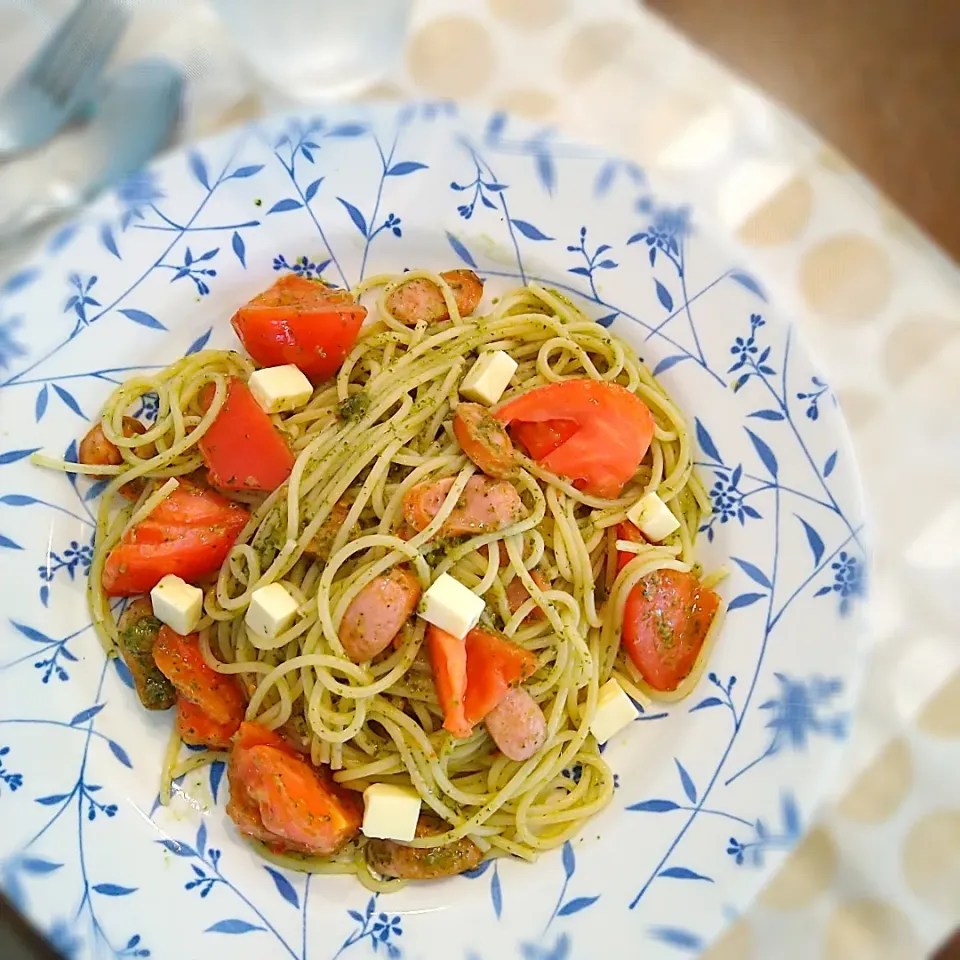 Snapdishの料理写真:昼ごはん
ジェノベーゼソースパスタ|まめころさん