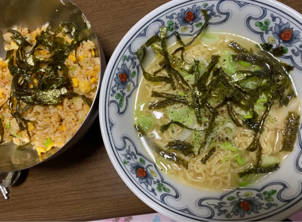 エースコックのワンタン麺にぶっかけ味海苔乗せて|Morito Kamiyaさん