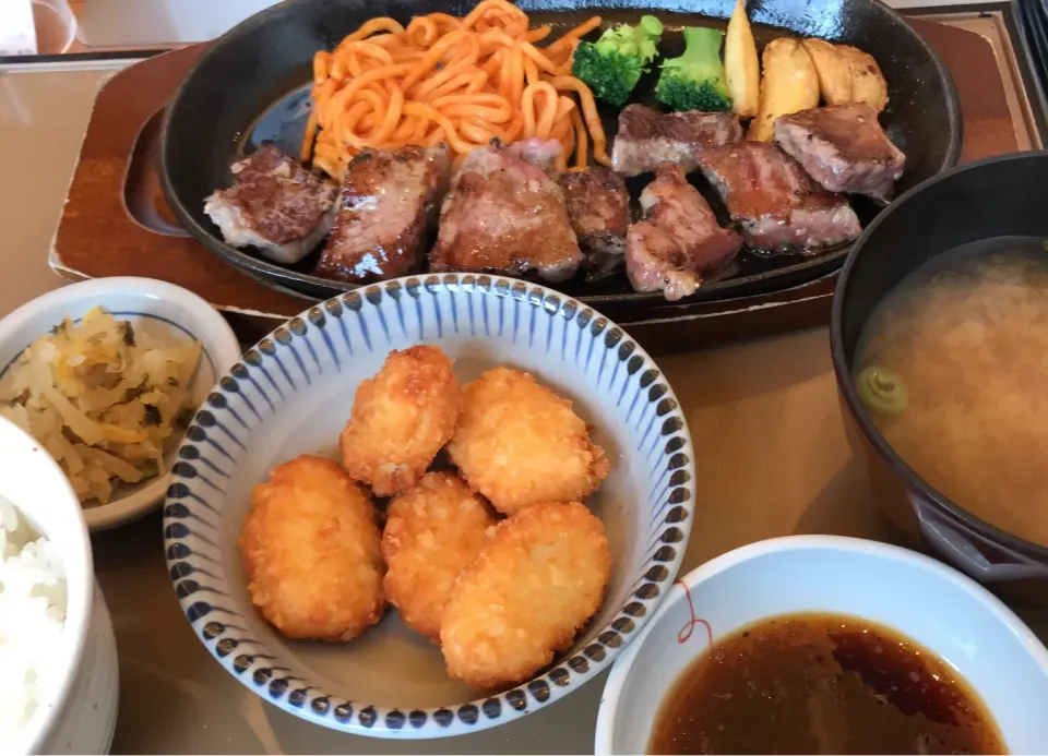 ステーキランチ🥩七味いっぱい掛けたらメチャ美味しい❣️|うまのしっぽさん