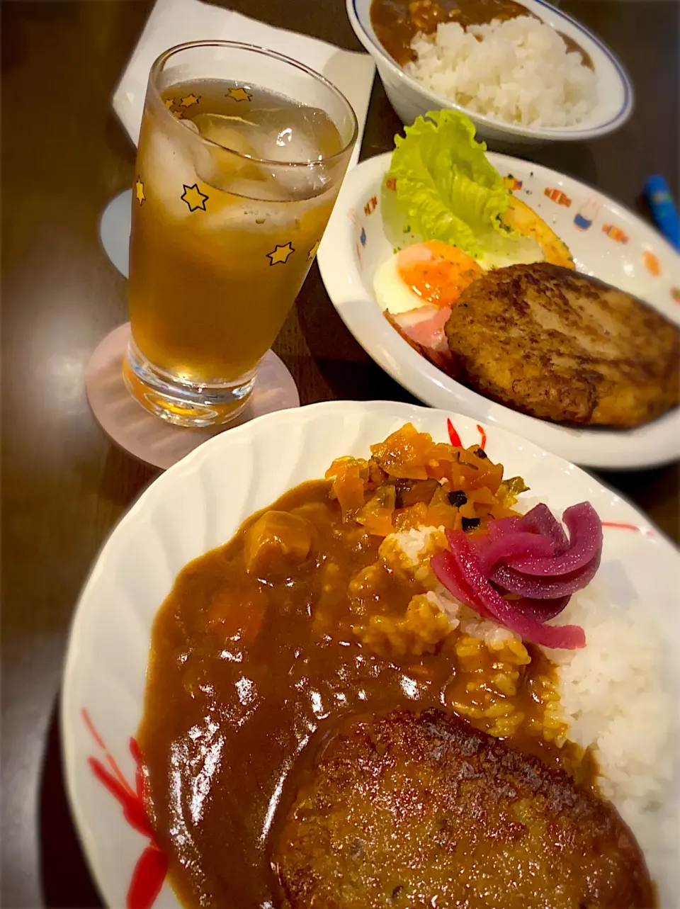 ハンバーグ　ベーコンエッグ　カレー　紫玉ねぎのピクルス　福神漬け|ch＊K*∀o(^^*)♪さん