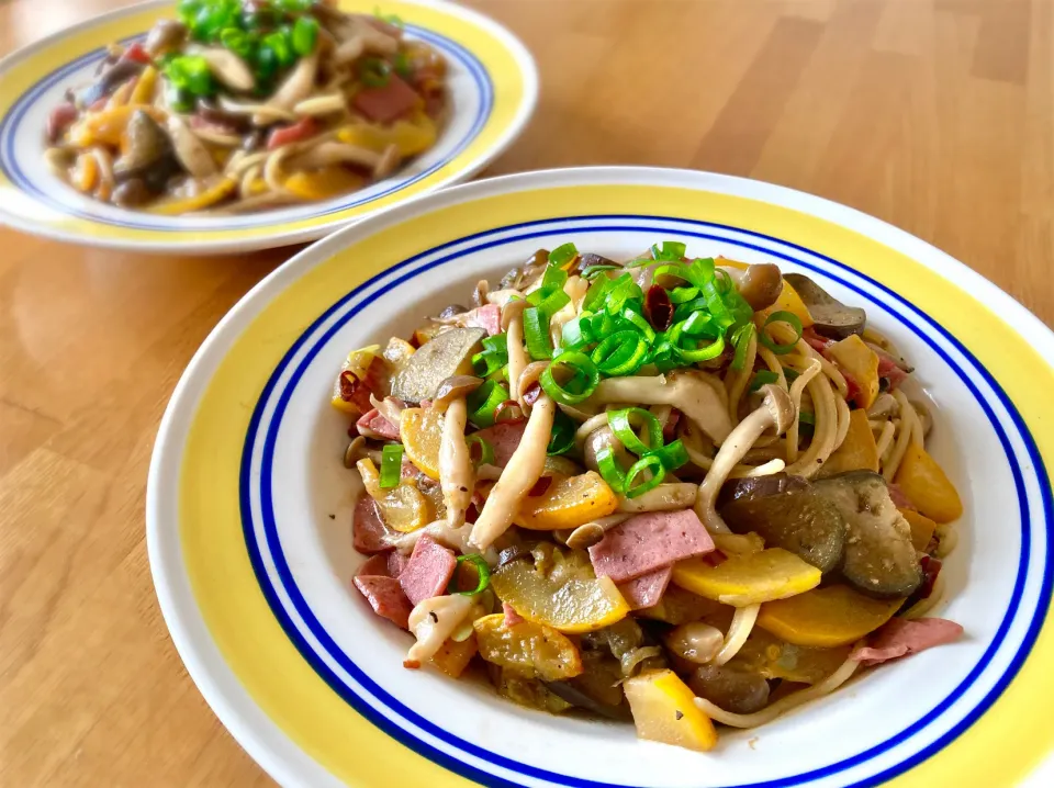 Snapdishの料理写真:娘の料理でランチ
ナスとズッキニーの
  焦がし醤油パスタ|🌻ako ·͜·♡peco🌻さん