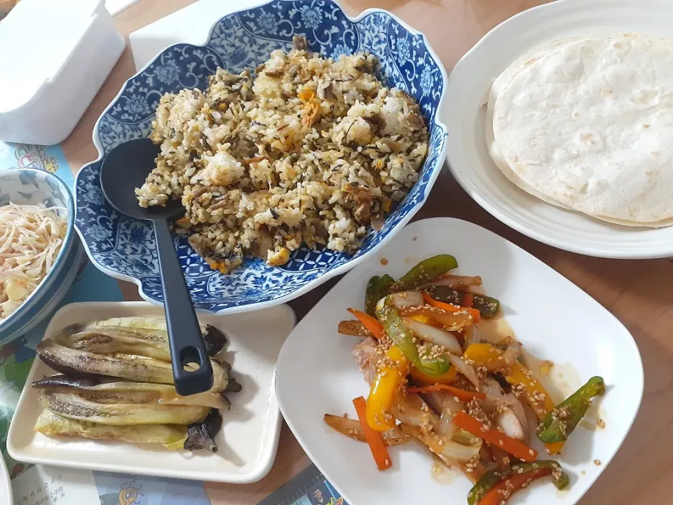 Snapdishの料理写真:☆やっつけ夕飯☆チキンの野菜BBQ炒め、トルティーヤで巻いて。高菜炒飯。焼き茄子。ビーフンサラダ|ｼｮｺﾗさん