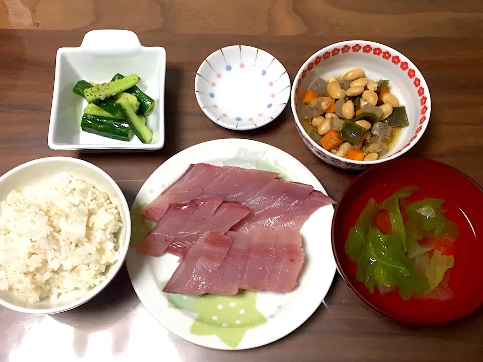 ふくらぎお刺身 トマトとレタスの味噌汁 五目豆 ペッパーきゅうり|おさむん17さん