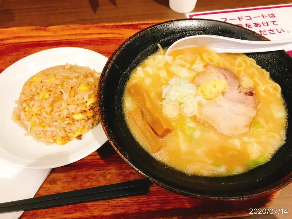 Snapdishの料理写真:まろやか白味噌ラーメン半炒飯|コージ💫さん