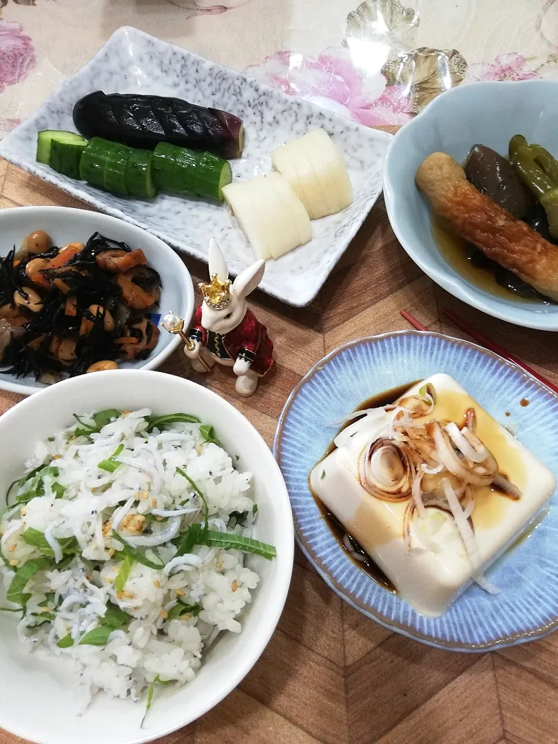 7/14
しらすご飯と豆腐と作りおきで晩ごはん😋|たえさん