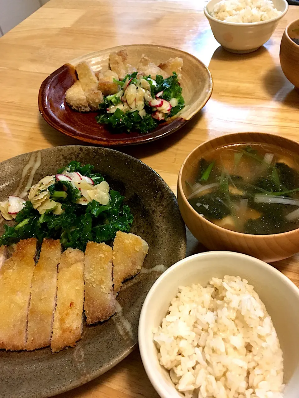 Snapdishの料理写真:7/14晩ご飯〜ロースカツ定食(ケールとラディッシュとチーズとナッツのサラダ、海苔と長ネギのスープ、胚芽米ごはん🍚)|さくたえさん