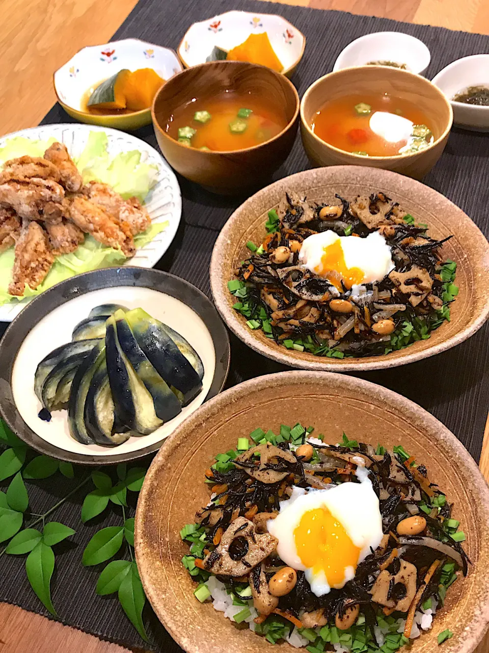 ニラ入りヒジキ丼温玉のせ、鶏手羽肉の唐揚げ、南瓜の旨煮、ミニトマトたオクラの味噌汁|yukinnkoさん