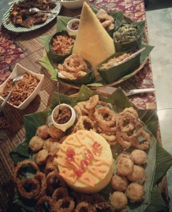 Snapdishの料理写真:nasi tumpeng|Rinariantiさん