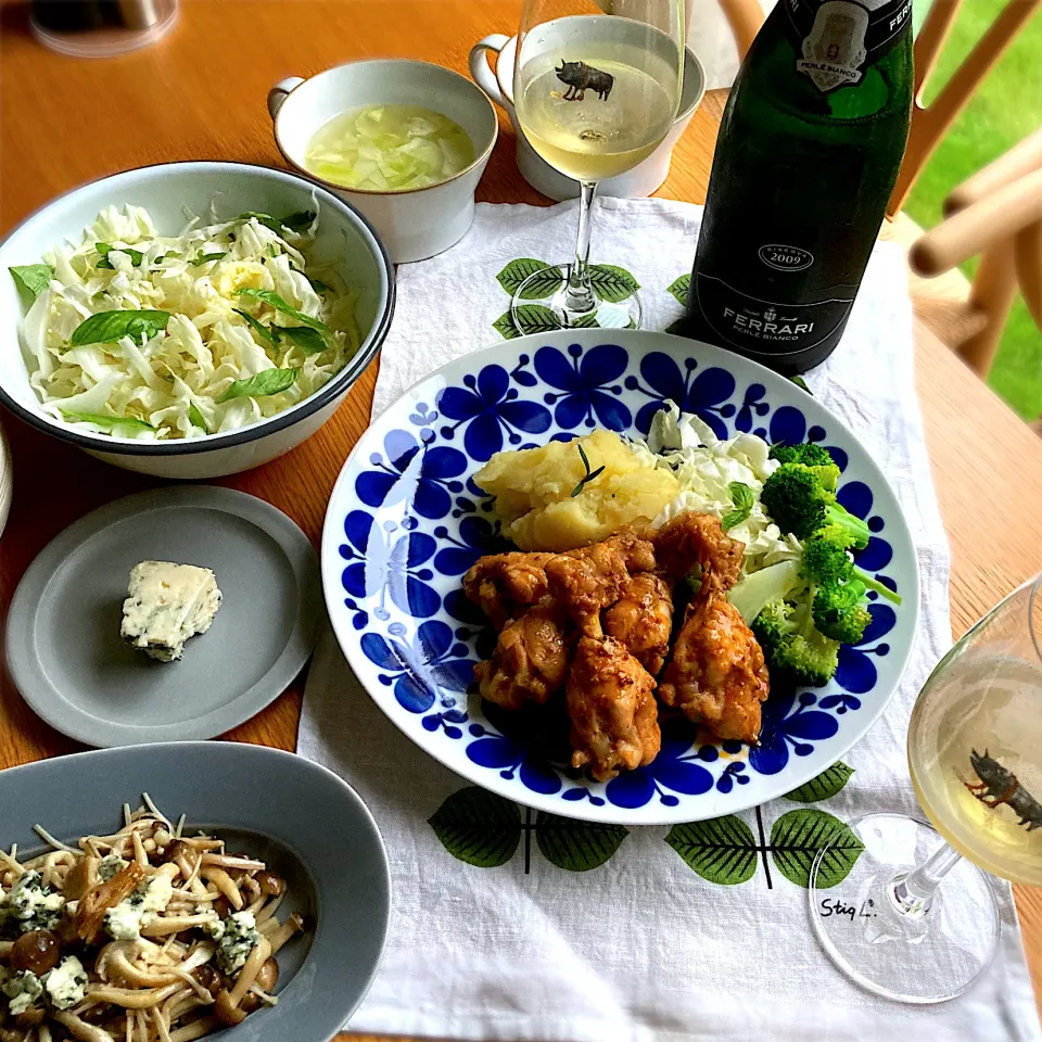 ハニーマスタードチキンとキノコとブルーチーズソテーと泡🍾で晩ごはん|むぎこさん