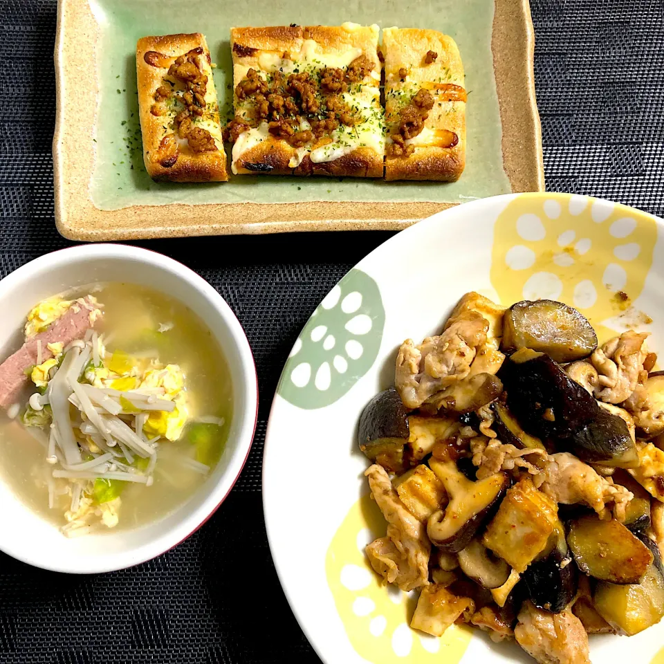 全部茶色おかず☆ナスの味噌炒め☆一昨日のタコスミートで油揚げピザ☆余り野菜とエノキのスープ|Manaさん