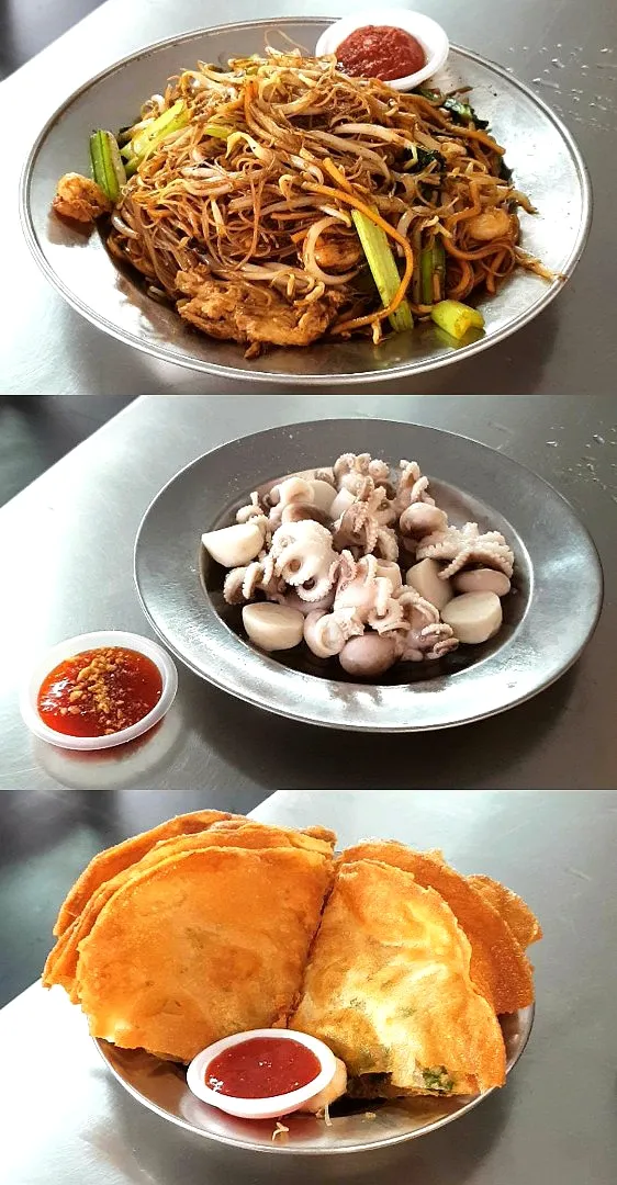 Snapdishの料理写真:Fried Noodles + Octopus + Crispy Cracker|envymaqueenさん