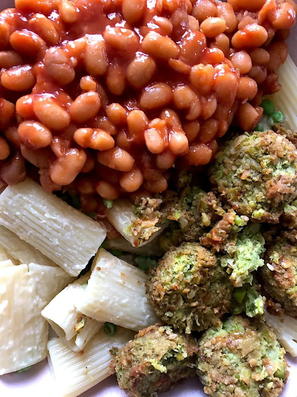 Pasta with hummus and peas, falafel and beans|MissYumYumさん