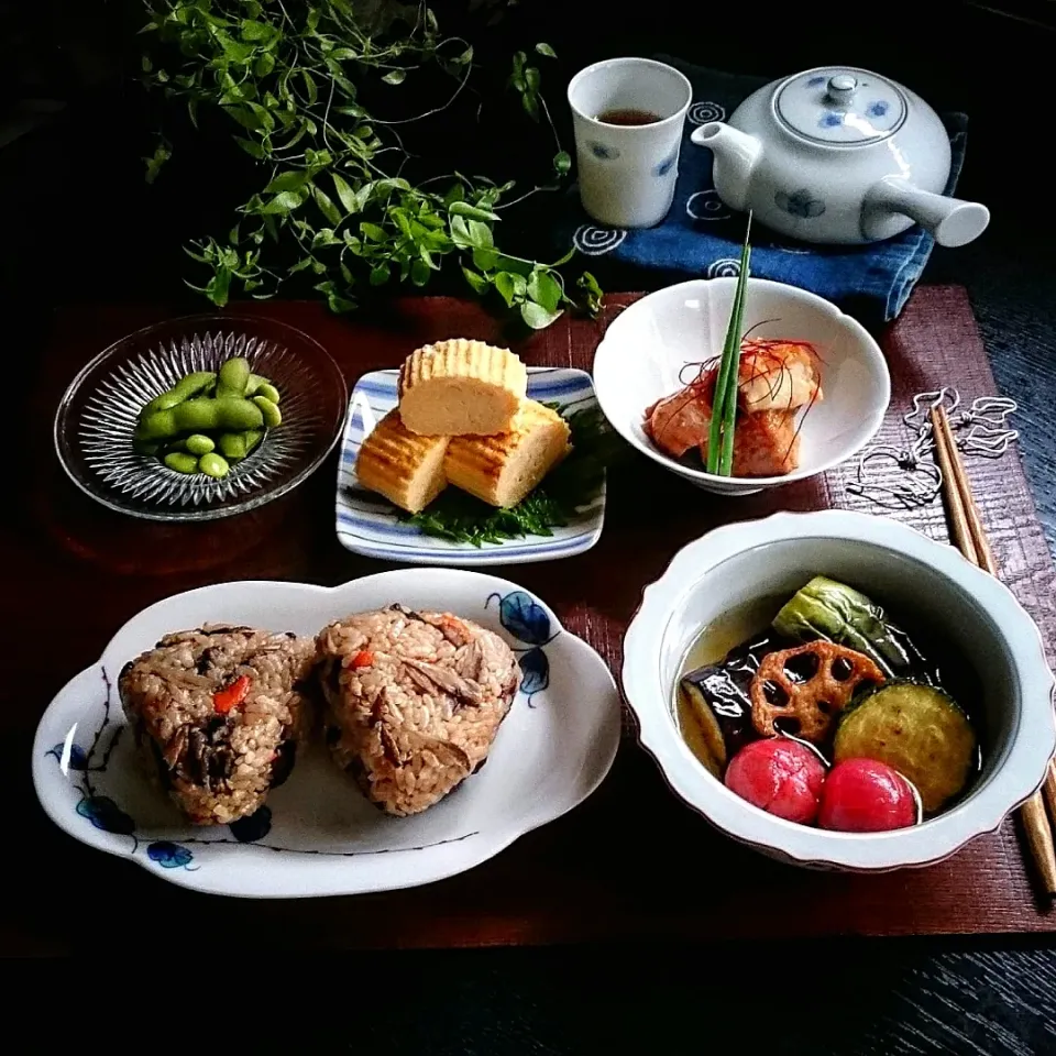 炊き込みご飯のおにぎりと揚げ浸し🎶|瑞さん