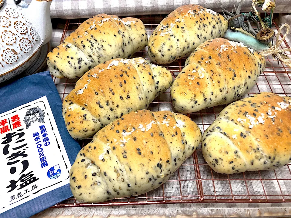 Snapdishの料理写真:黒ごまのバター香る塩パン🥐 お気に入りのお塩をのせて…♡|がぁがさん