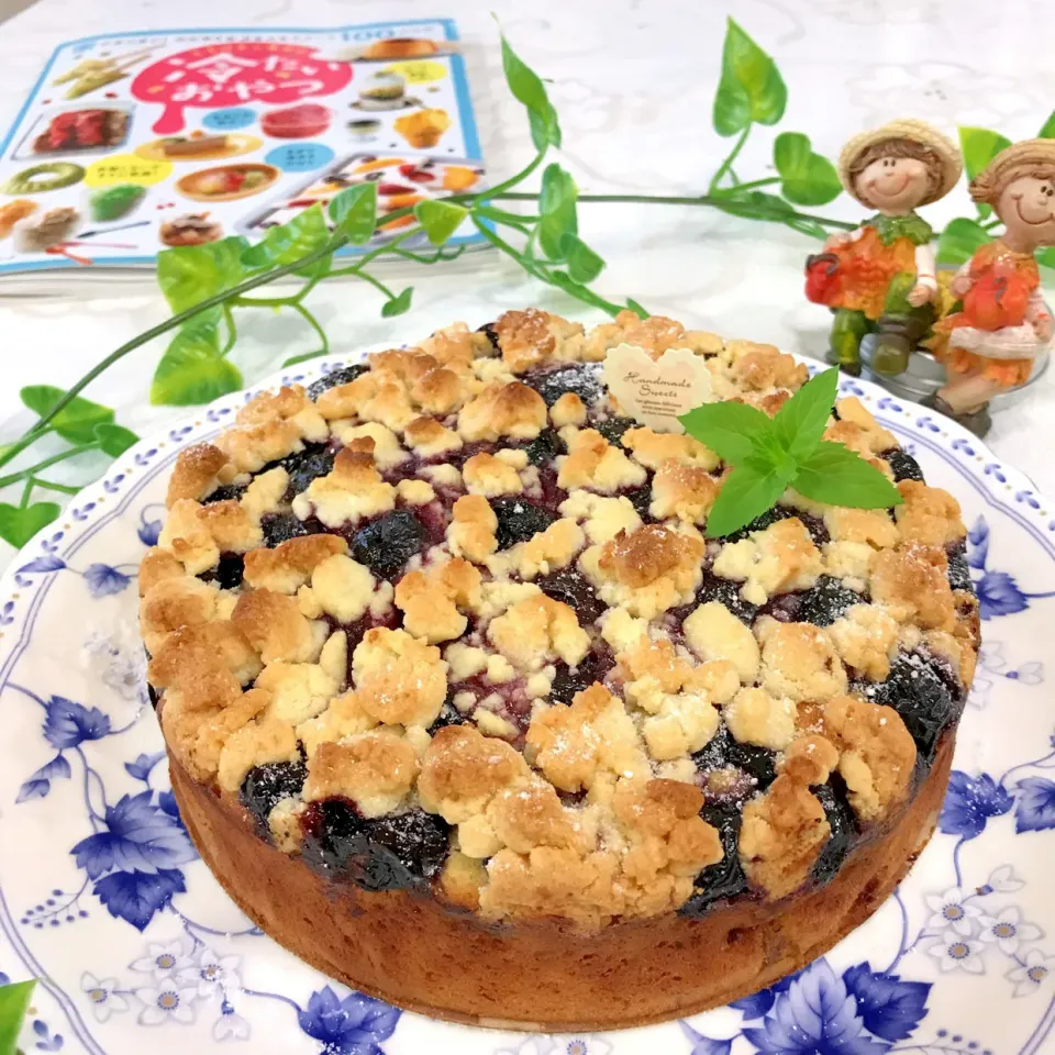 Snapdishの料理写真:アメリカンチェリーのクランブルケーキ🍒|TAYOKOさん