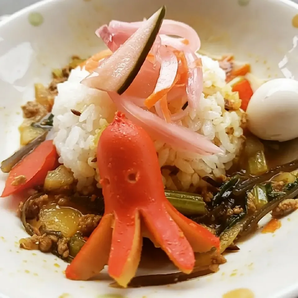 ごま油香るセロリと赤パプリカの牛キーマカレーwithタコさんウインナー🐙|ふじわらたくやさん