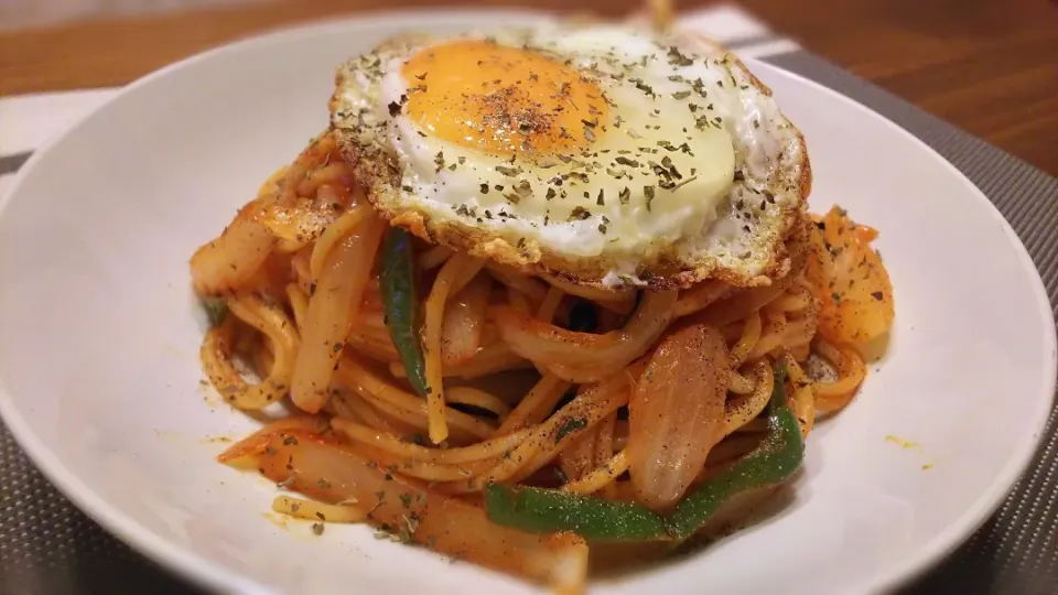 目玉焼きのせナポリタン～
の晩ごはん✨|kaz(*･ω･)さん