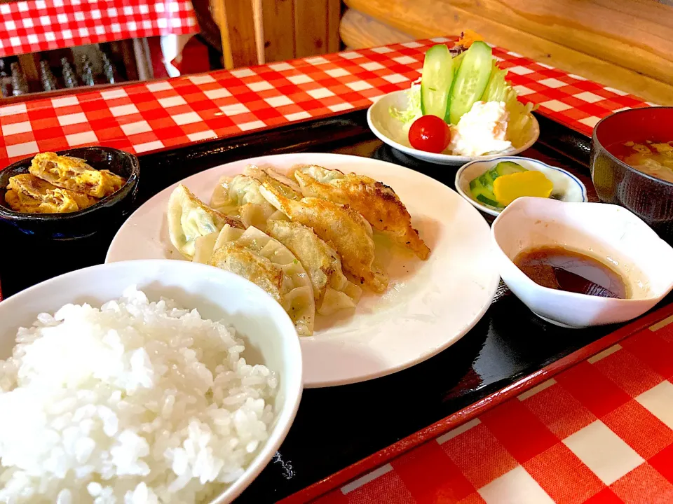 本日の賄い(7/15 モチモチジューシー餃子定食〜牛とゴボウ煮の卵焼きも添えて)|かぴかぴさん