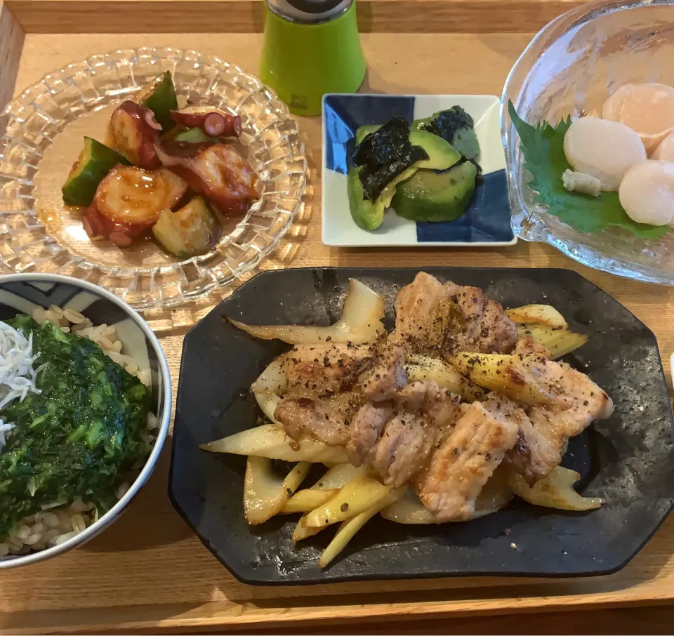 Snapdishの料理写真:モロヘイヤ丼　セロリと豚バラ肉の炒め物　タコ胡瓜キムチ|たまにゃんさん