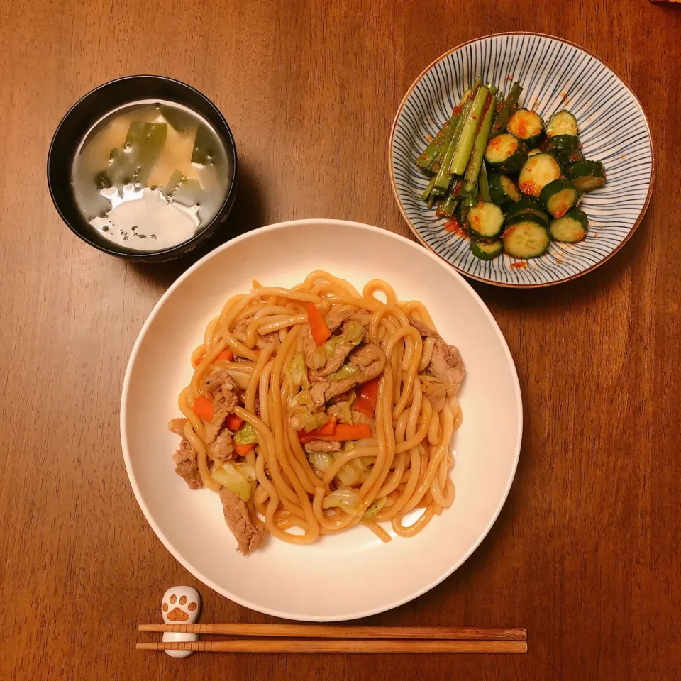 焼うどん、きゅうりとにらのキムチ、わかめと豆腐のお味噌汁|薫子さん