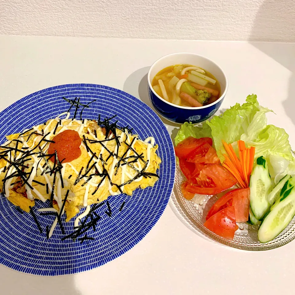 夜ご飯☺︎サラダ☆明太子オムライス☆野菜たっぷりコンソメスープ|とまこ(*^o^*)さん