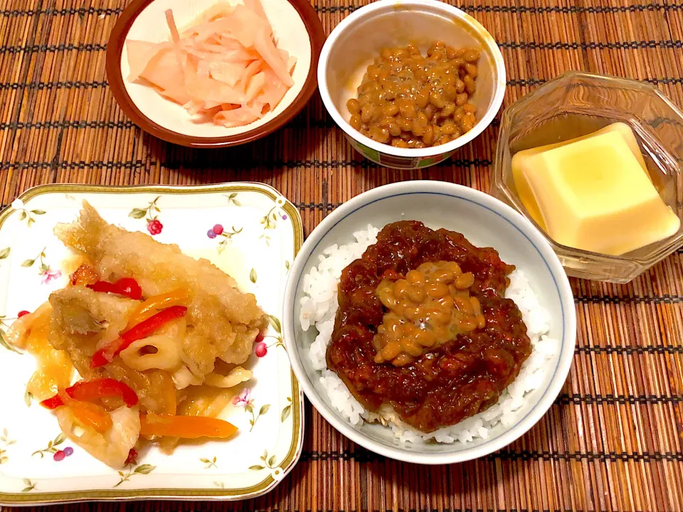 晩ご飯🍚　#もずキム　と納豆でもずキム納豆ご飯😁お魚の南蛮漬けと手作り新生姜の甘酢漬け…|いっちさん