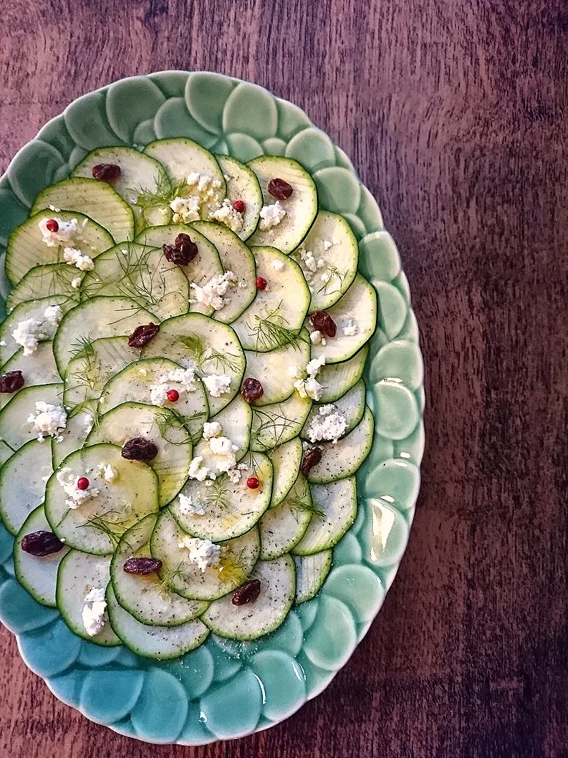 Laraさんの料理 Zucchini Carpaccio with Gorgonzola, Pine Nuts, Raisins and Dill / ズッキーニのカルパッチョ|とだともさん