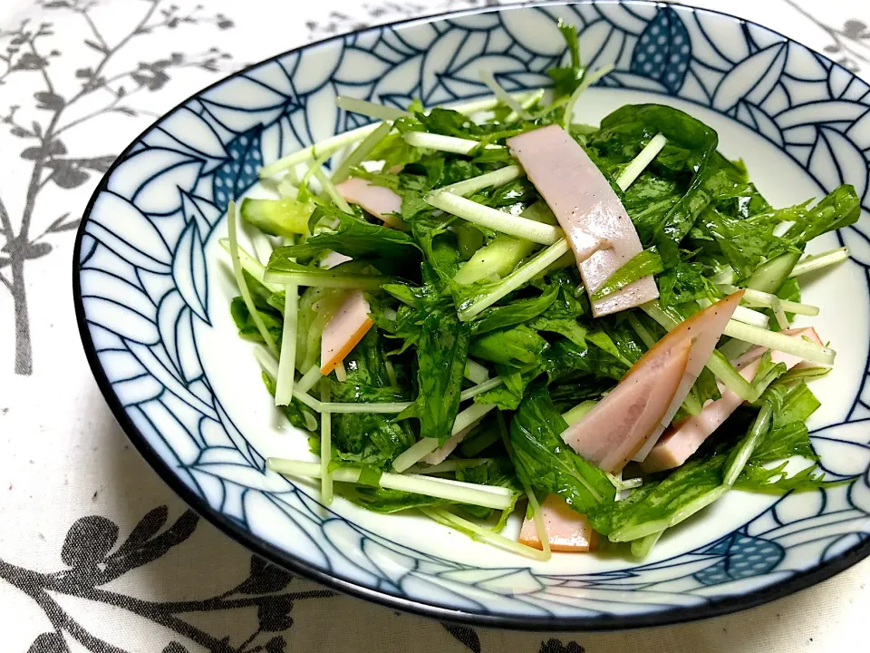 Snapdishの料理写真:⭐️7.15時短🌙夜ごはん⭐️ ハムと水菜の和風水菜サラダ♪|さとみさん