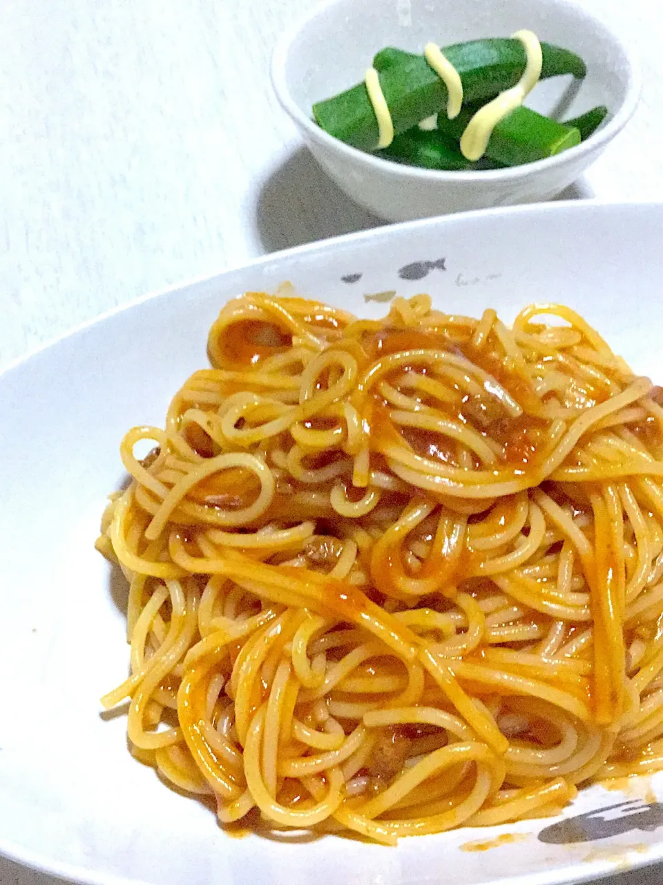 ミートソースパスタ、ゆでオクラ|Ayaさん