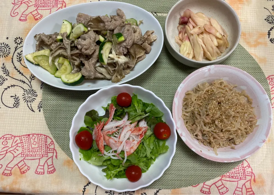 鶏せせりとズッキーニの塩香炒め、しらたきツナ炒め煮、グリーンサラダ、新生姜ぬか漬け|peanutsさん