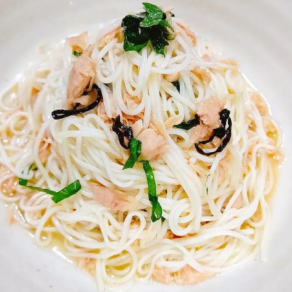 シーチキンと塩昆布のそうめん|𝕂𝔼𝔼𝕂𝕆さん