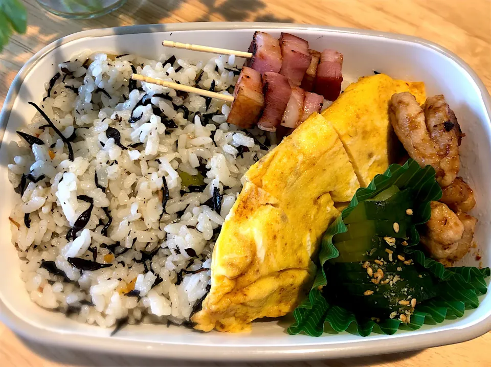 サラ弁　　　　　　　　　　　　　　　　　ひじき飯　オムレツ　鶏の照焼き風　ベーコンソテー　キュウリ酢物|じゅんさんさん