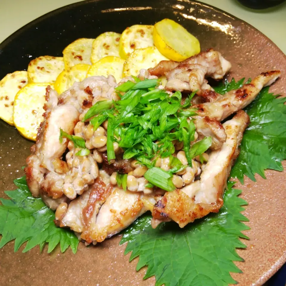 納豆かけ鶏もも肉ソテー|けろよんさん