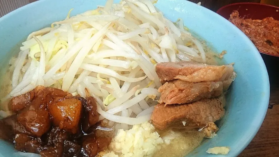 Snapdishの料理写真:【席間仕切りアクリル板設置】
ラーメン二郎 池袋東口店
小ラーメン（麺少なめ/固め、750円）
＋ほぐし豚（別皿、100円）
＋ニンニクマシ（無料）
＋黒アブラマシマシ（無料）
＠池袋
20149 #食べて応援|大脇さん